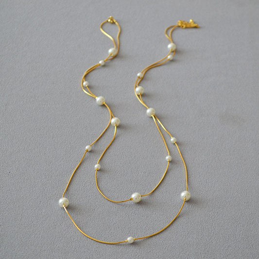 Elegant Gold Necklace with Pearls